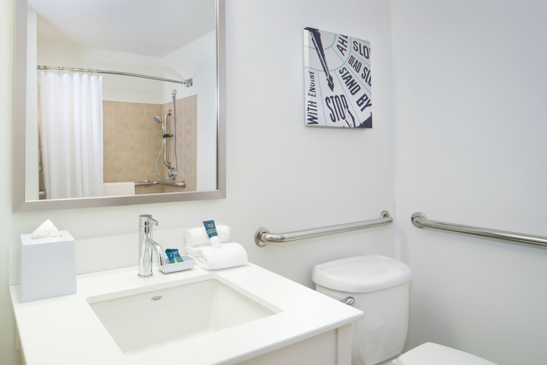 Bathroom 5, Four Points by Sheraton Louisville Airport, Jefferson
