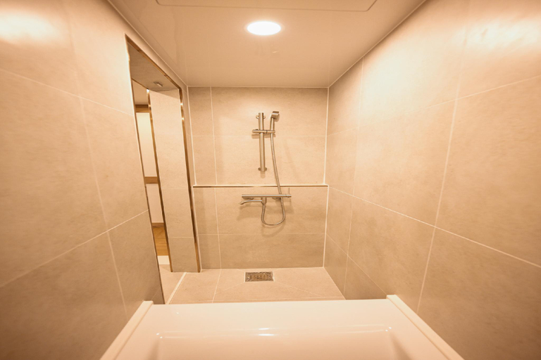 Bathroom 10
