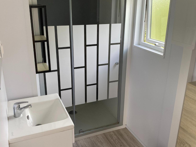 Bathroom 3, Chalet in Friesland near Nature Reserves, Smallingerland