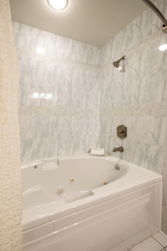 Bathroom 5, Red Coach Inn, Niagara