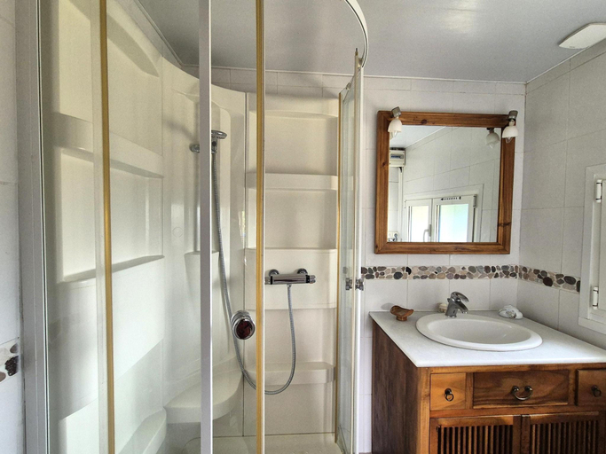 Bathroom 3, Stone House in Brittany near Roscoff  Beaches, Finistère