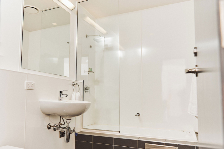 Bathroom 5, Space Hotel - Hostel, Melbourne