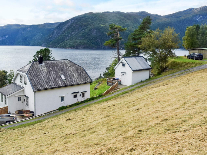 Exterior & Views