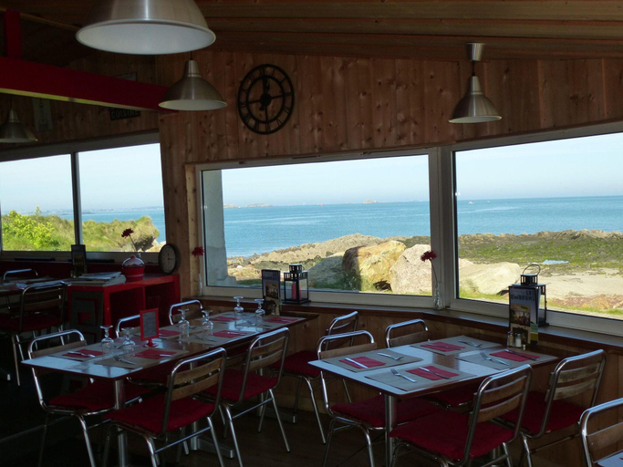 Food & Drinks 4, House in Terenez with Stunning Harbour Views, Finistère