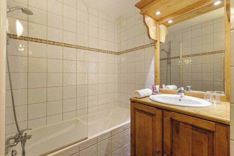 Bathroom 4, Vallorcine Apartments, Haute-Savoie