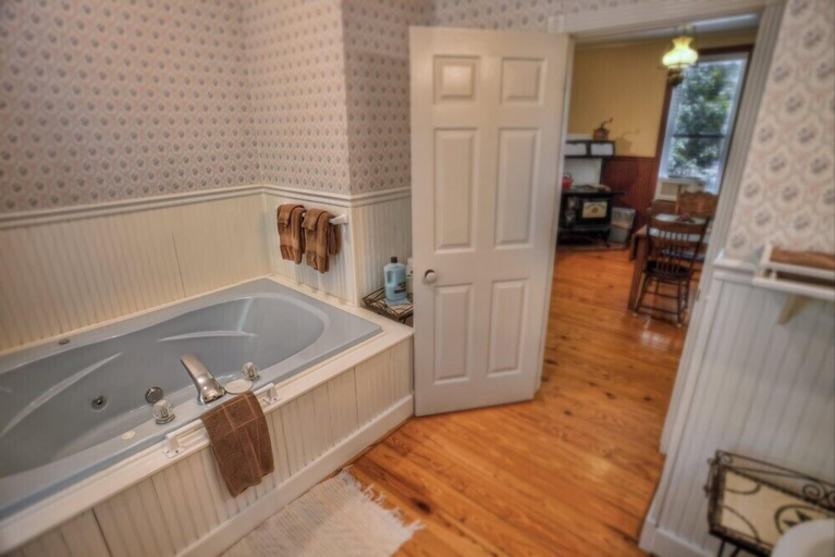 Bathroom, Silver Ridge, Carroll