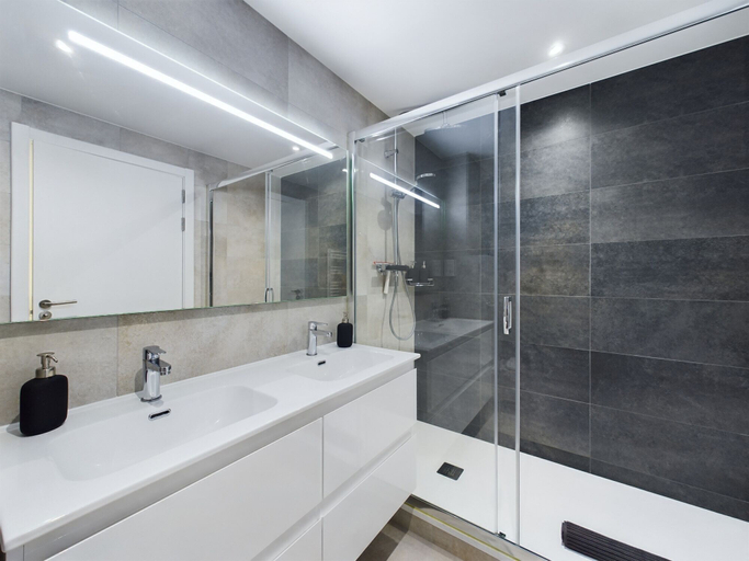 Bathroom 5, E1 18th Floor Studios - Scenic Sea & Beach Views, Gibraltar