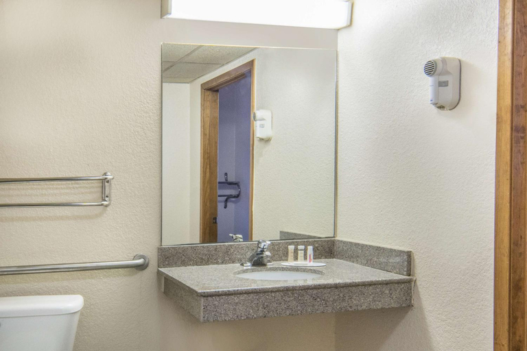 Bathroom 4, Super 8 by Wyndham Seguin, Guadalupe