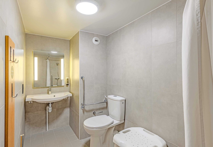 Bathroom 5, B&B HOTEL Brest Kergaradec, Finistère
