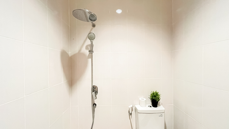 Bathroom 5, Modern 1BR at Samara Suites Apartment By Travelio, South Jakarta