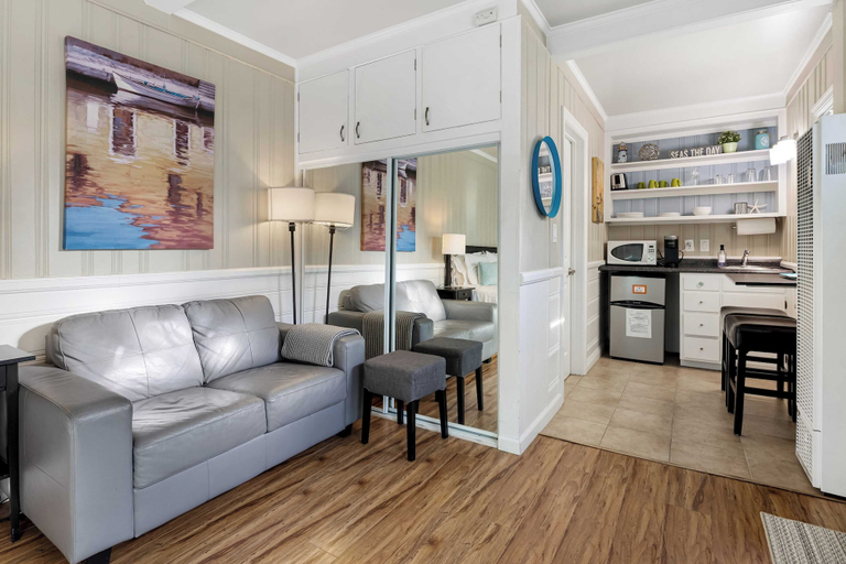 Others 3, Cozy Studio by the Bay Dock Access & Steps From Newport Hotspots, Orange