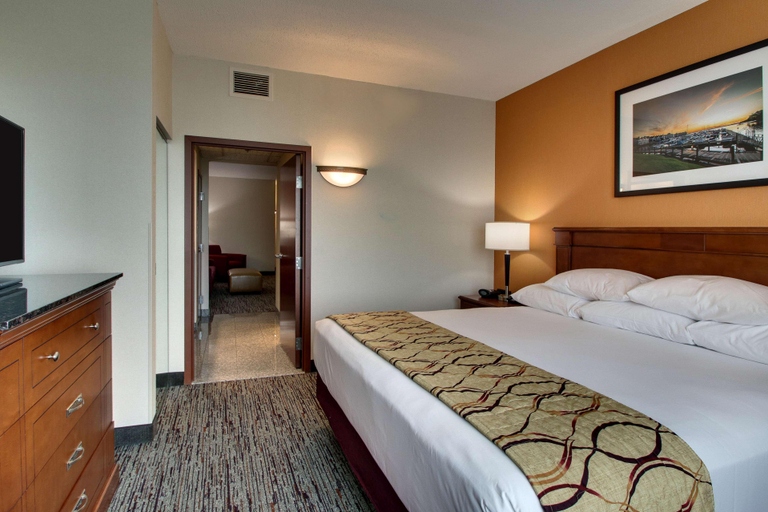 Bedroom 3, Drury Inn & Suites Northlake Charlotte, Mecklenburg