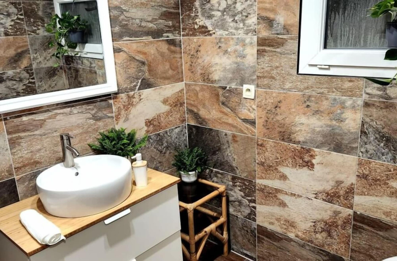 Bathroom, l'Everest Rooms, Bouches-du-Rhône