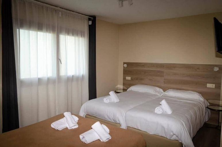 Bedroom 2, Hotel El Cobertizo, Huesca
