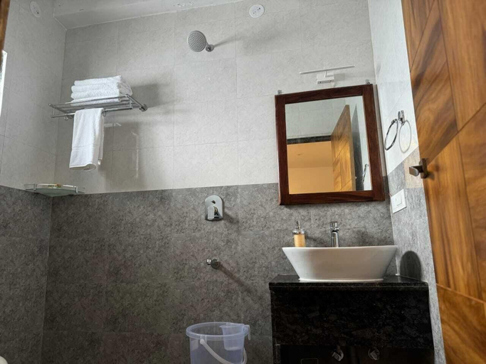 Bathroom 4, Mayoor Hotel, Jhunjhunun
