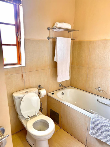 Bathroom 3, Zororo Lodge, Capricorn
