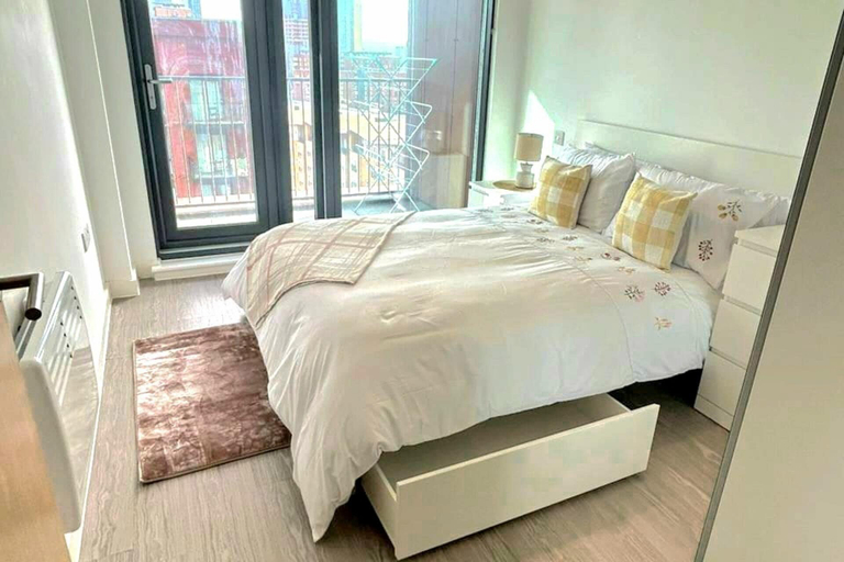 Room 4, Salford Serenity Apartment, Manchester