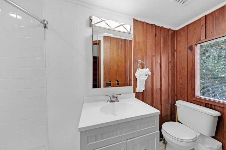 Bathroom 4, Sealake Cottage, Walton