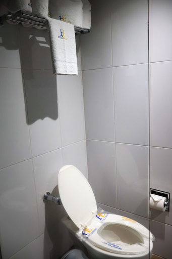 Bathroom 4, Hotel Embassy, Mexico City