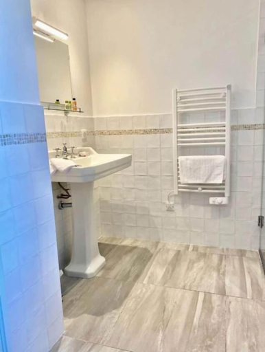 Bathroom 5, Noubar, Lot