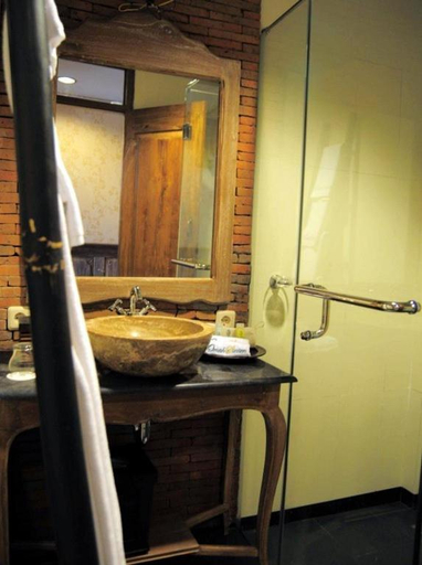 Bathroom 3, Omah Sinten Heritage Hotel, Solo