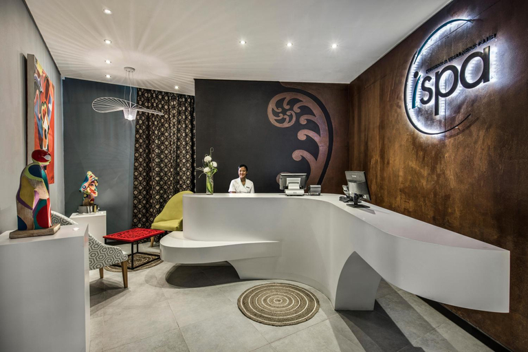 Bathroom 5, Hennessy Park Hotel