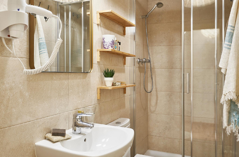 Bathroom 4, Barcelona Sants Station Apartments, Barcelona
