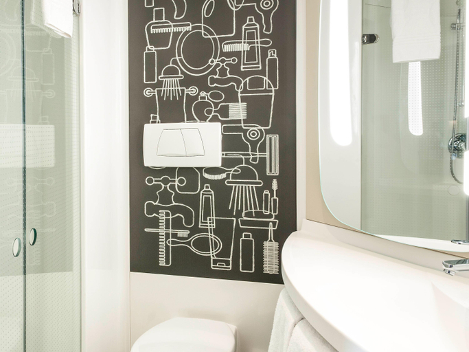 Bathroom 4, ibis Paris la Defense Courbevoie, Hauts-de-Seine