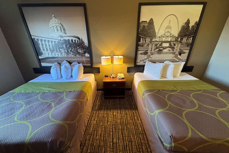 Bedroom 3, Super 8 by Wyndham Jerseyville, Jerseyville