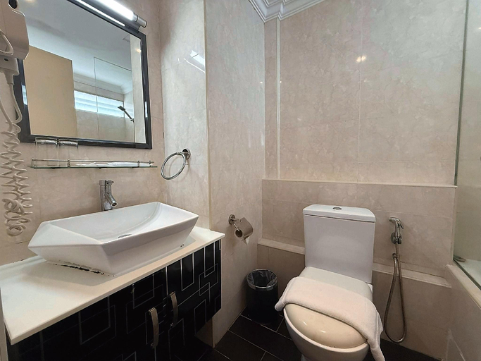 Bathroom 14