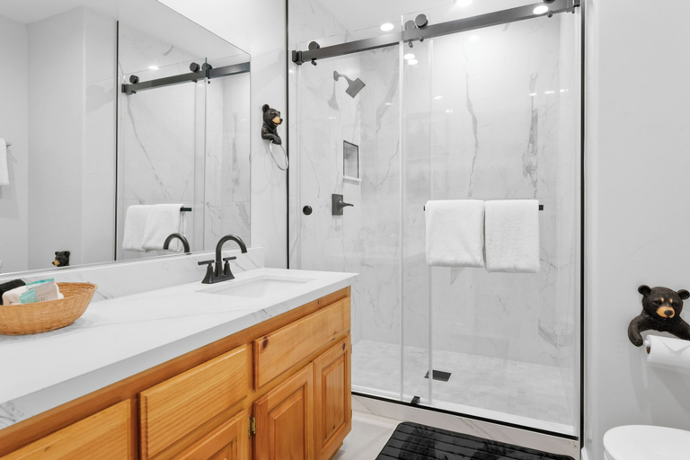 Bathroom 3, 3 Cubs Lakefront Cabin, San Bernardino