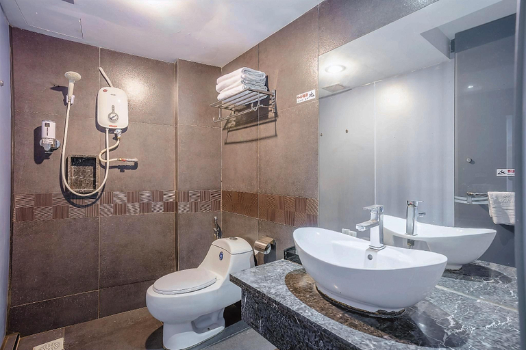 Bathroom 13