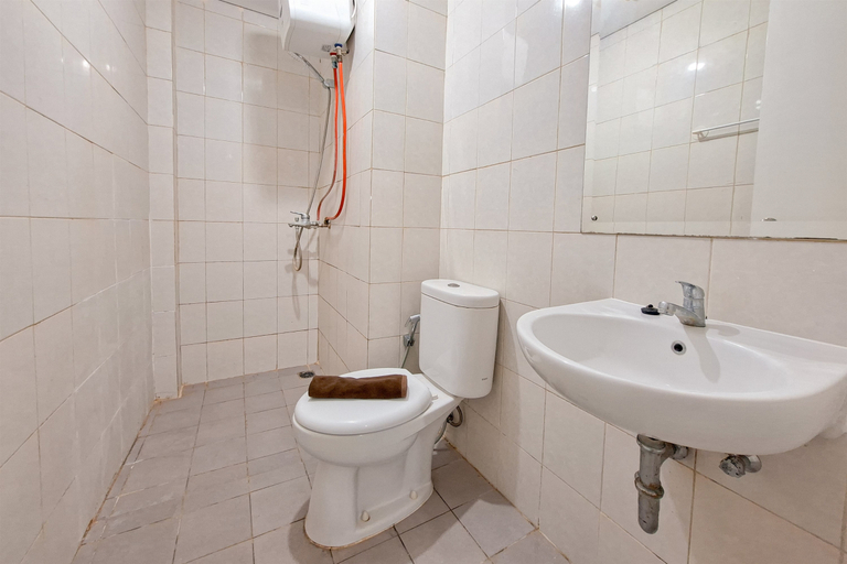 Bathroom 5, Simply Look 2BR Apartment Poris 88 By Travelio, Tangerang