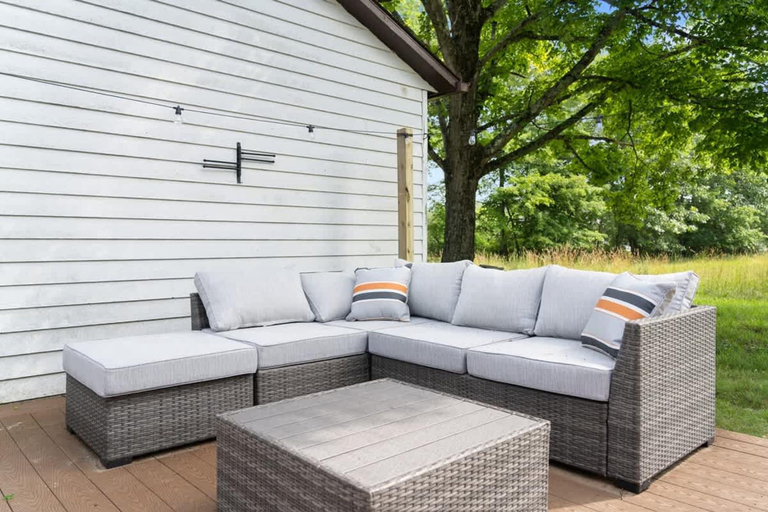 Room 5, Charming Poconos Retreat w spa Fire pit Deck, Monroe