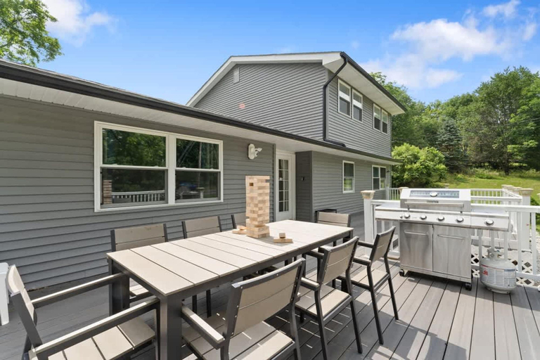 Room 2, Charming Poconos Retreat w spa Fire pit Deck, Monroe