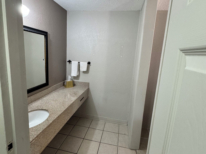 Bathroom 5, Budgetel Inn - Phenix City, Russell