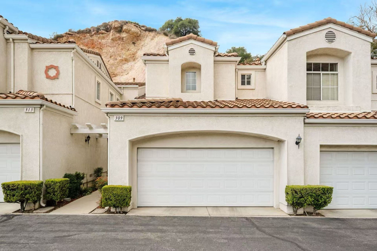 Room 2, Bright Townhome Retreat With Private Patio Walk Trails, Los Angeles