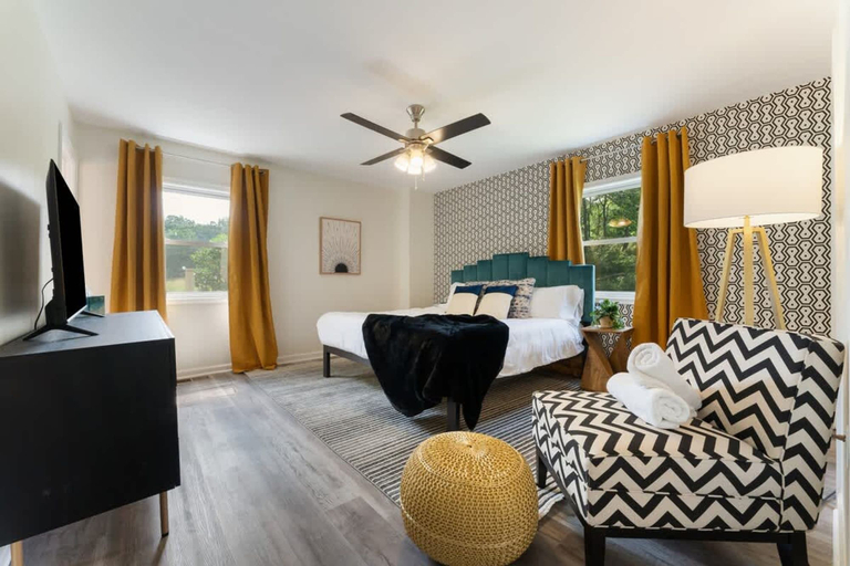 Room 3, Charming Poconos Retreat w spa Fire pit Deck, Monroe