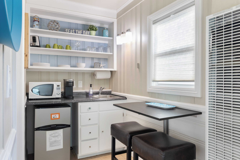 Others 4, Cozy Studio by the Bay Dock Access & Steps From Newport Hotspots, Orange