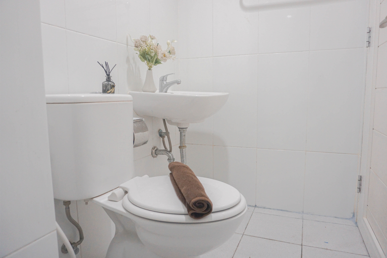 Bathroom 5, Good Choice Studio Apartment Tamansari Mahogany Karawang By Travelio, Karawang