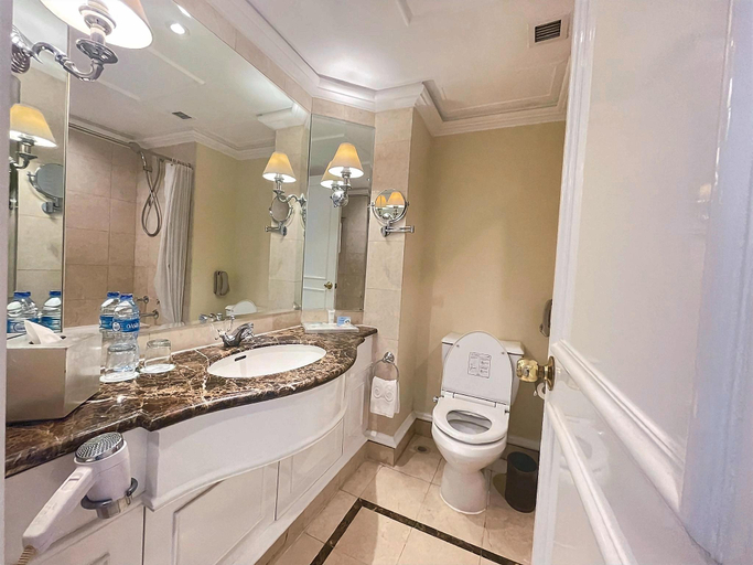 Bathroom 10