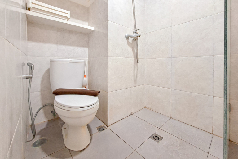 Bathroom 5, Pleasant Studio Apartment Parkland Avenue By Travelio, Tangerang Selatan