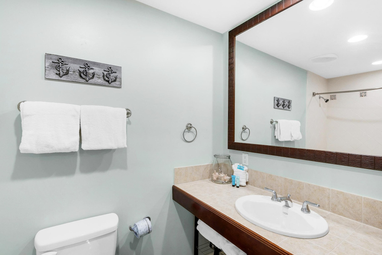 Bathroom 3, Luau I 6305, Walton