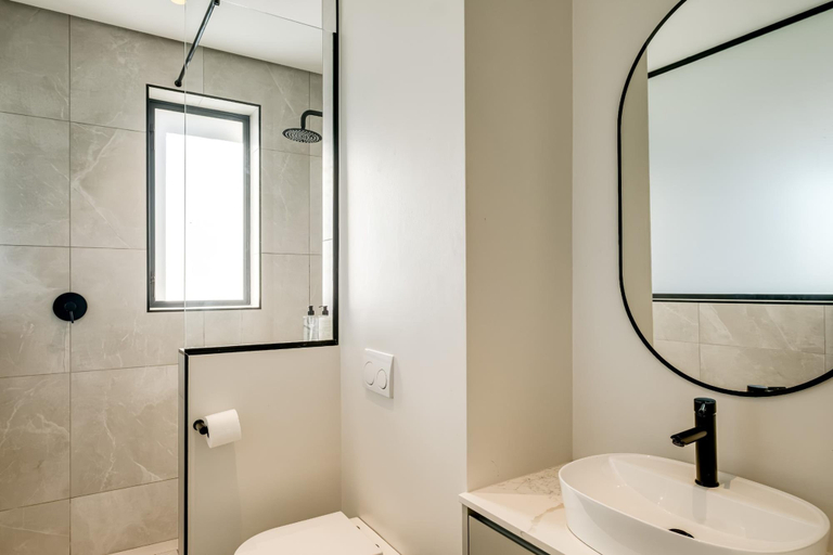 Room 5, Sea Point Central Modern 1bed Apt Marlo Stone, City of Cape Town