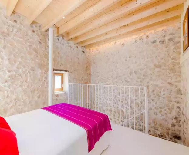 Room 2, Casa Vella - House With Free Wifi, Baleares