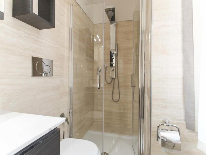 Bathroom 3, Peters Dream, Rome