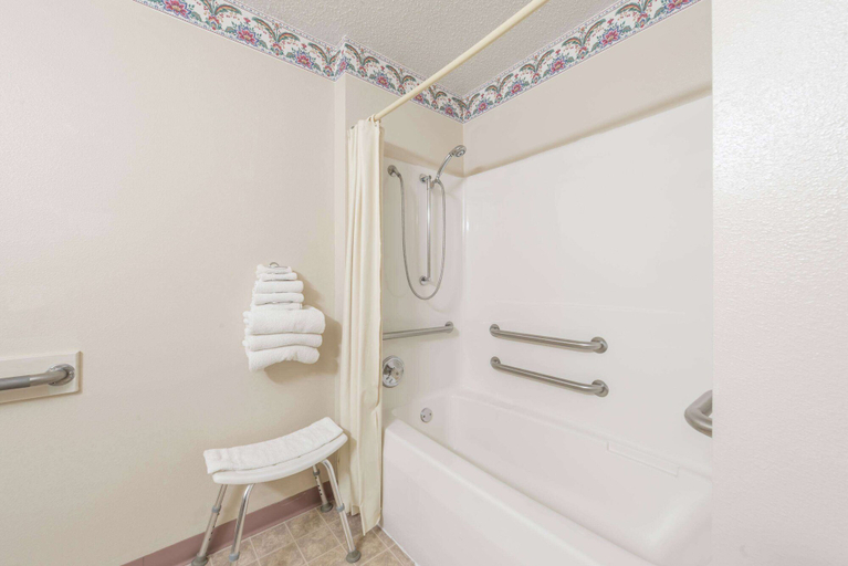 Bathroom 4, Super 8 by Wyndham Jerseyville, Jerseyville