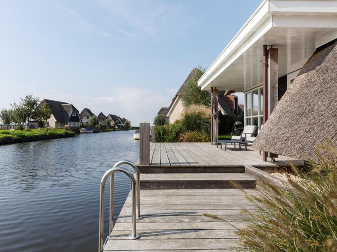 Sport & Beauty, Villa by Tjeukemeer with Private Jetty, Lemsterland