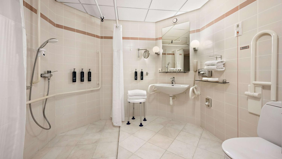 Bathroom 5, Hilton Dresden, Dresden