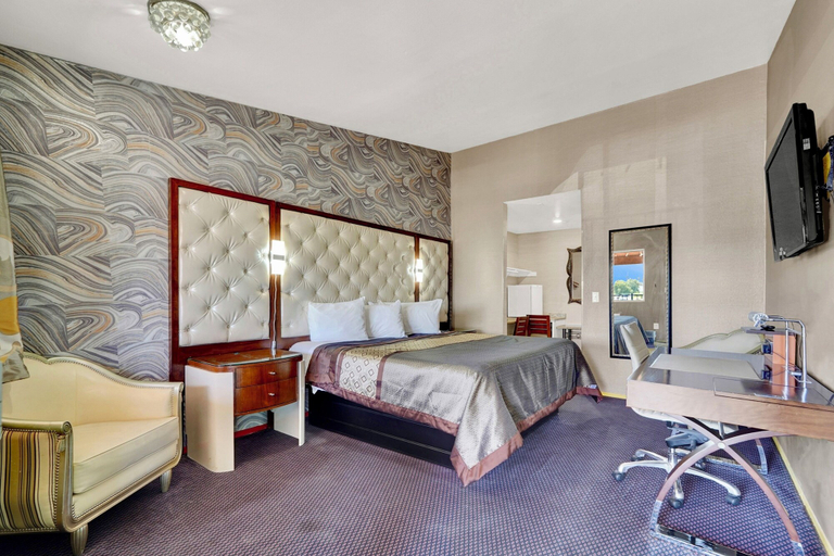 Bedroom 3, Crown Motel, Clark